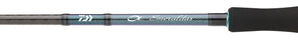 Detalle del blank de carbono HVF de la caña DAIWA Emeraldas E, con el logotipo Daiwa y el rótulo Emeraldas sobre la ligadura decorativa