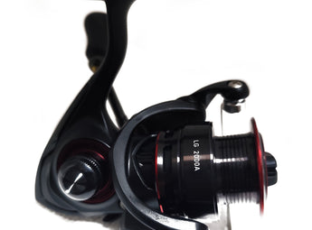 Carrete DAIWA LG 2000A de lado, con la bobina rotulada LG 2000A