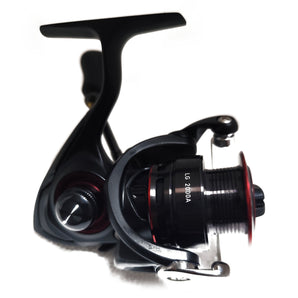 Carrete DAIWA LG 2000A de lado, con la bobina rotulada LG 2000A