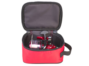 DAIWA Surf DSTM1, estuche para carrete rojo y negro abierto con un carrete dentro
