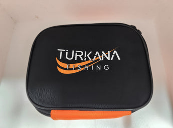 TURKANA Porta-Bobinas TK3, funda negra para bobinas con logotipo Turkana Fishing y tirador naranja
