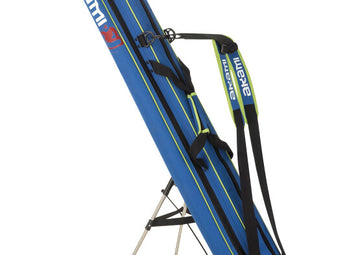 Funda AKAMI Surf Rod Holdall AKRBT14 azul y verde lima, de pie sobre su trípode