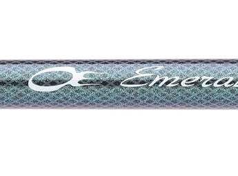 Detalle del blank de carbono HVF de la caña DAIWA Emeraldas E, con el logotipo Daiwa y el rótulo Emeraldas sobre la ligadura decorativa