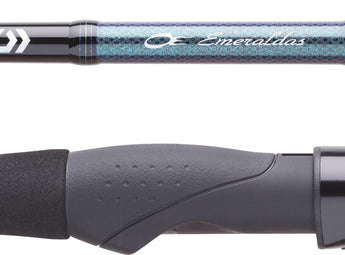 DAIWA Emeraldas S - detalle de serie: cartela del blank con el rotulo Emeraldas y el portacarretes exclusivo Daiwa con las dos empunaduras de EVA