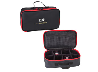 DAIWA Tournament Surf, estuche para bobinas negro y rojo, cerrado y abierto con sus ocho huecos