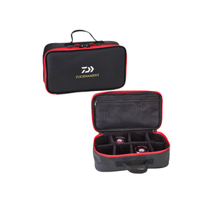 DAIWA Tournament Surf, estuche para bobinas negro y rojo, cerrado y abierto con sus ocho huecos