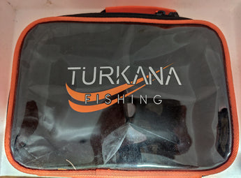 TURKANA Porta-Bobinas TK1, funda negra para bobinas con logotipo Turkana Fishing y vivos naranjas