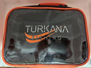 TURKANA Porta-Bobinas TK1, funda negra para bobinas con logotipo Turkana Fishing y vivos naranjas